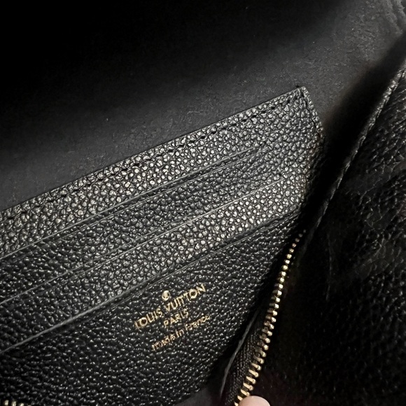 LOUIS VUITTON LVY WALLET ON CHAIN BAG - Picture 8 of 11